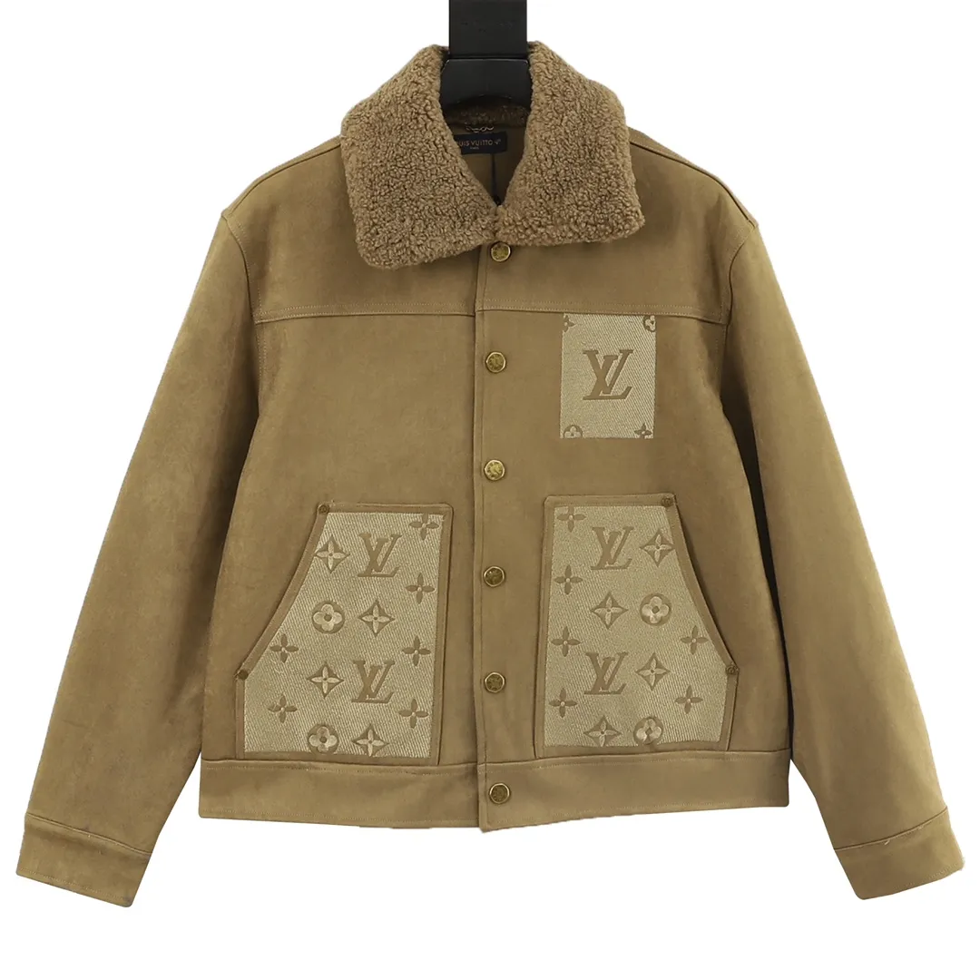 🅿️570 Louis Vuitton/Louis Vuitton embossed embossed fur collar denim jacket Originally purchased for 26,800, the fabric is made of 7*7 count combed siro spinning and thickened 480g twill denim fabric. There are hidden engraved button closures under the front placket. Monogram element pockets are integrated into the front panel into the leisurely workwear silhouette. Jacquard details are aligned and embossed. The pattern is clear, and two sets of aluminum molds are made for the two embossing areas. A set of molds is made for each code according to the size of the embossing on the two sides of the front panel. After high-temperature pressing, each pattern is manually filled with silicone to prevent dents. The washing process uses a combination of multiple processes such as heavy fermentation, washing and frying, spraying maliu, etc. Classic denim lapel design, straight hem design, all accessories and zipper hardware are all customized in matching bronze and distressed colors, the lining is customized with patches, and the fur collar is a detachable high-quality sheep collar to achieve perfect consistency. Size: XS-L